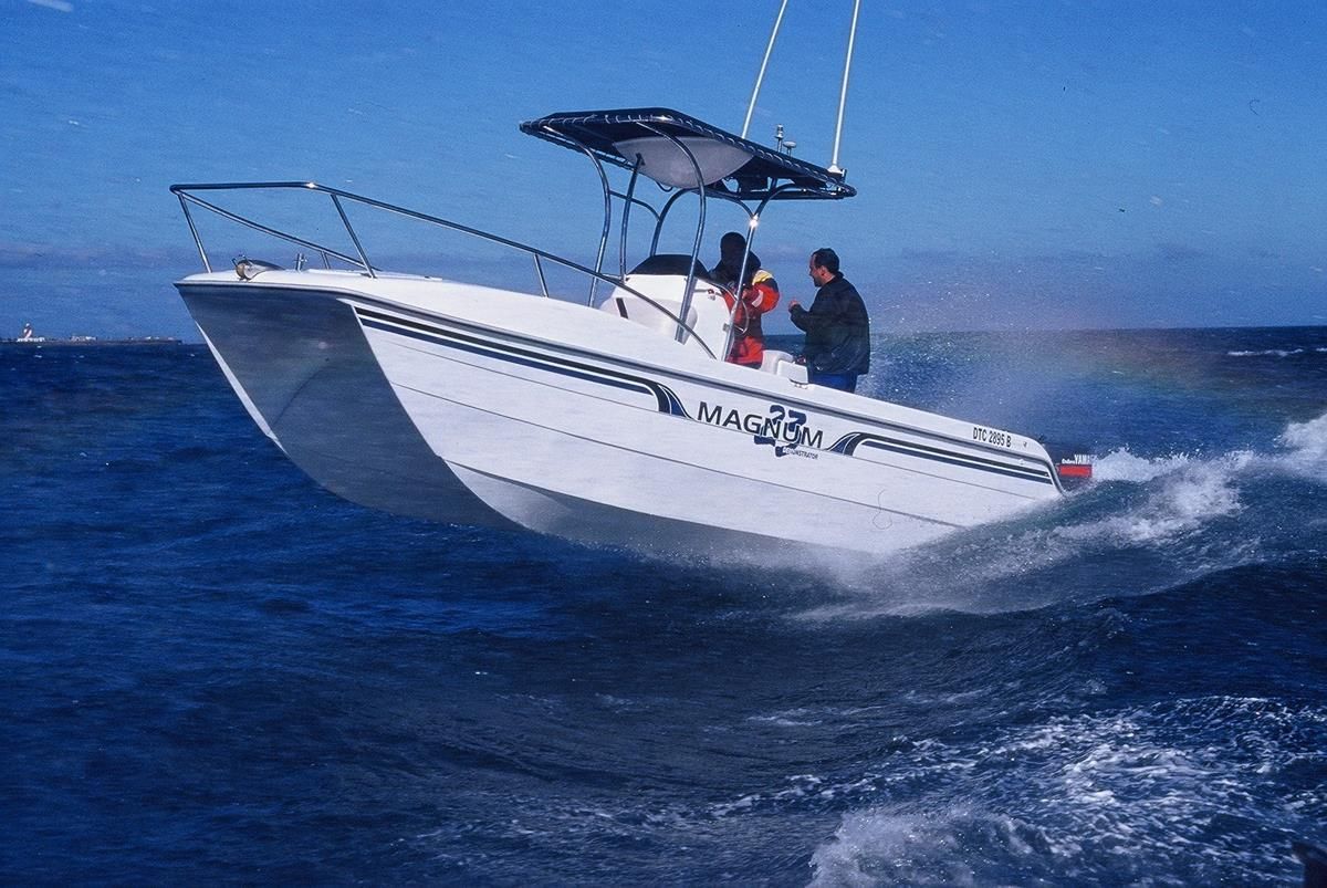 2004 Two Oceans Magnum 23 Power Catamaran Centre Console