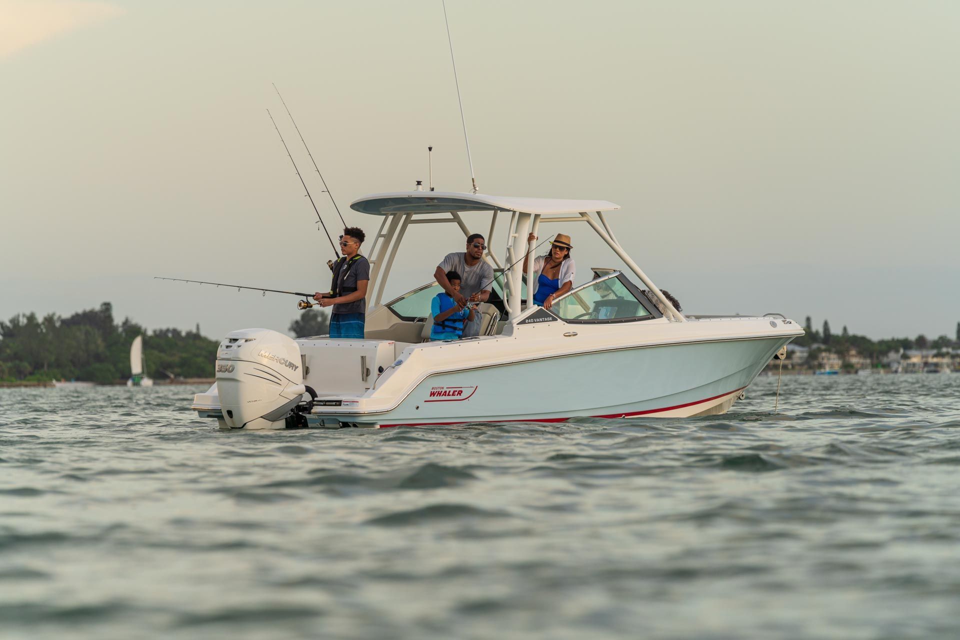 2022 Boston Whaler 240 Vantage