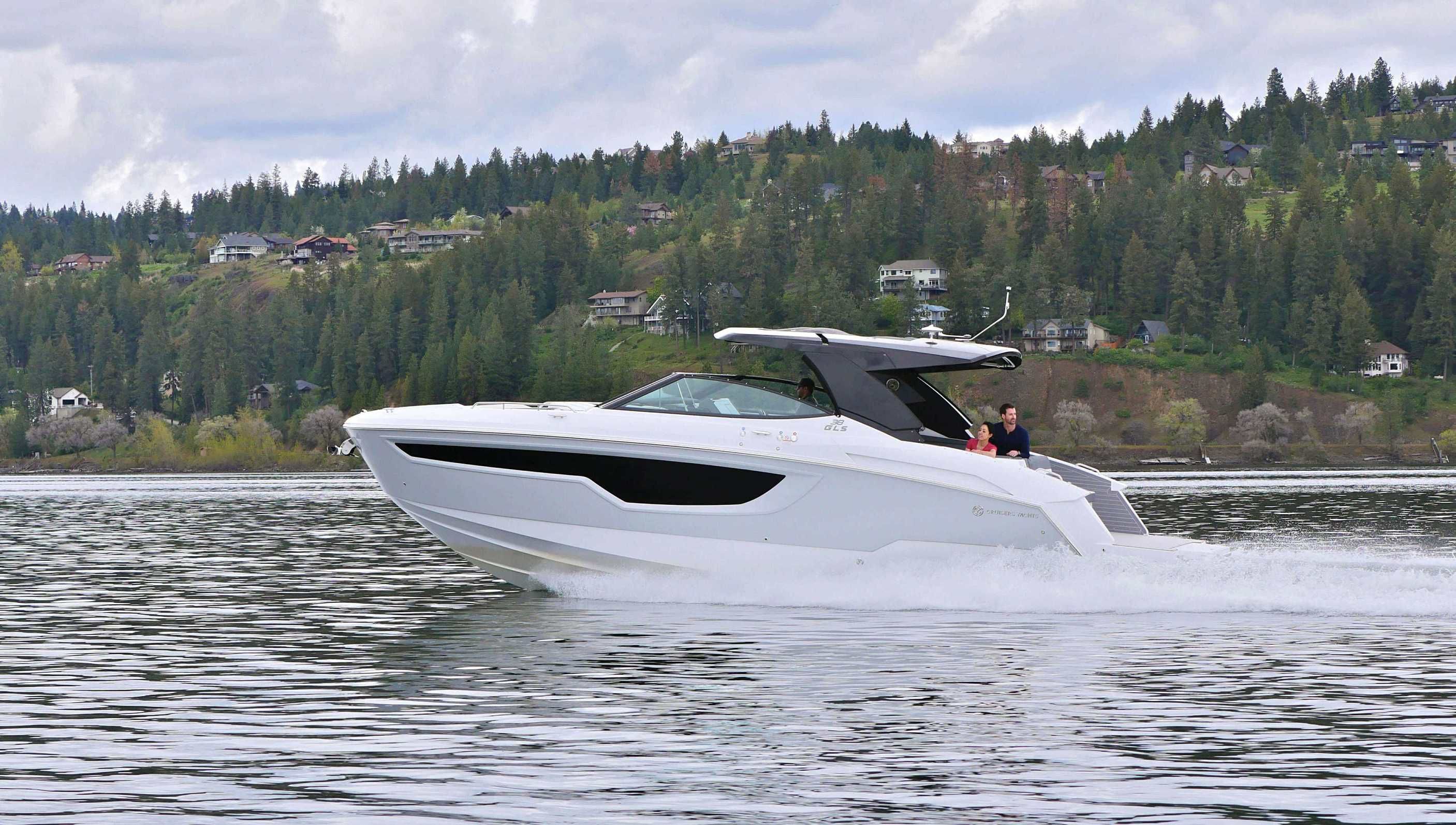2021 Cruisers Yachts 38 GLS I/O