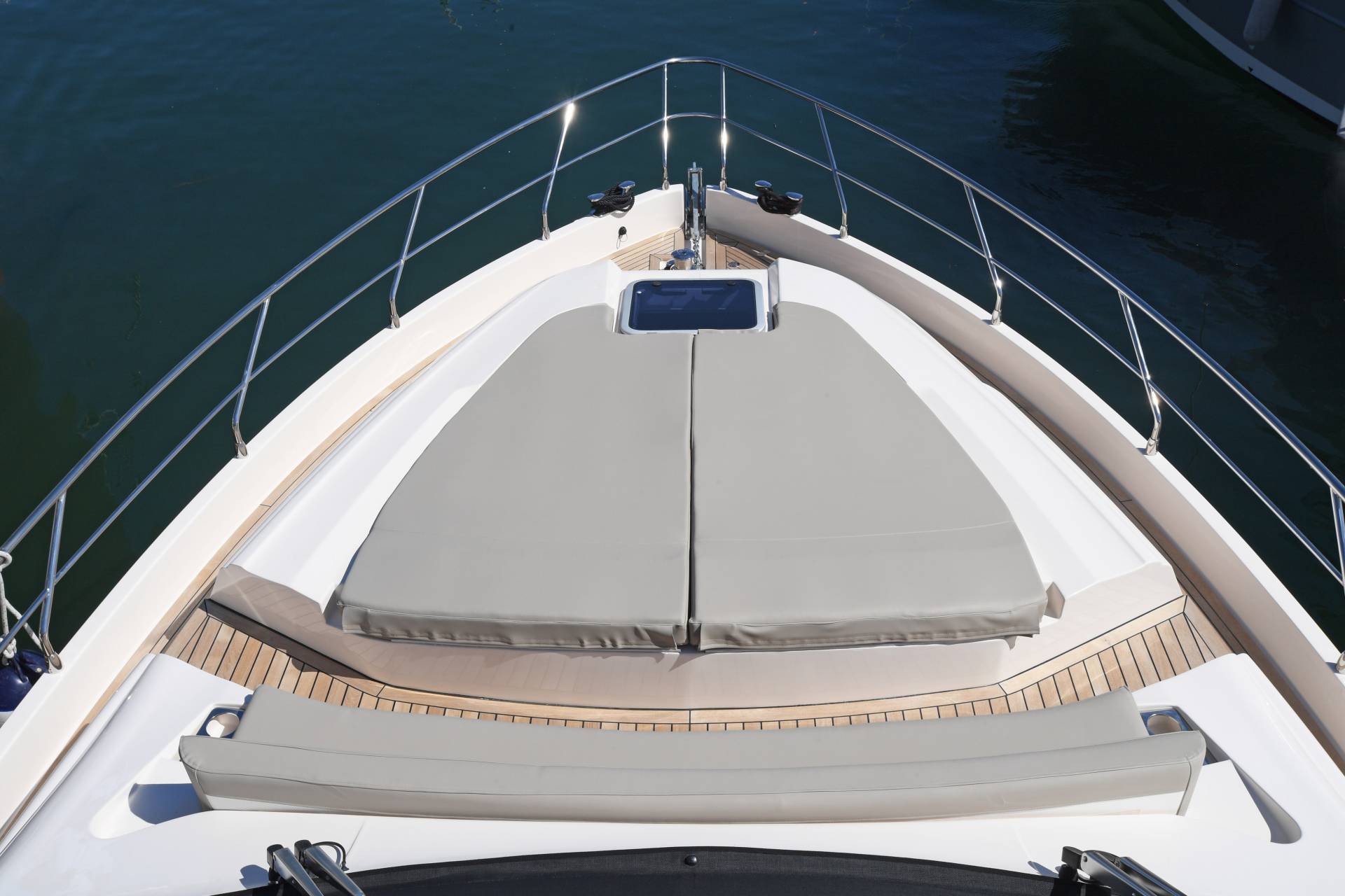 2019 Cayman Yachts F520