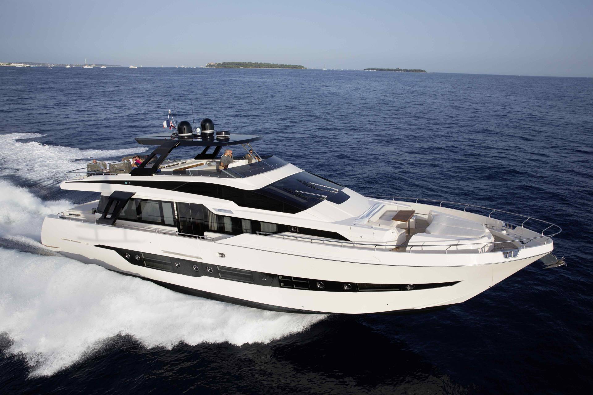 2018 Cayman Yachts F920