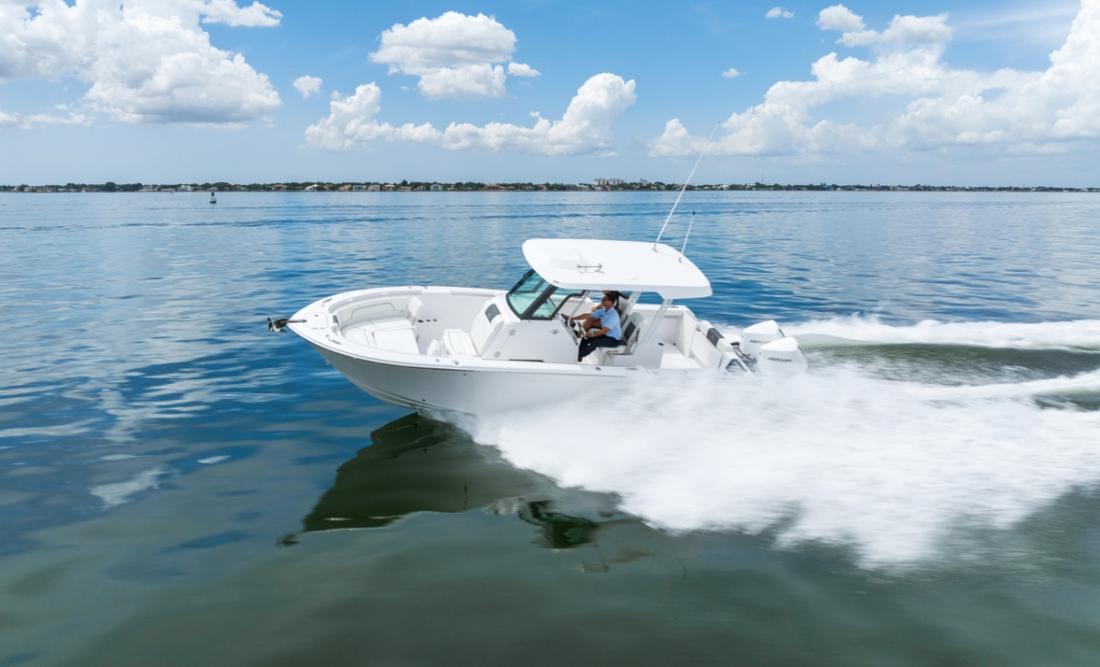 Bertram 28CC centre console running at speed on calm water