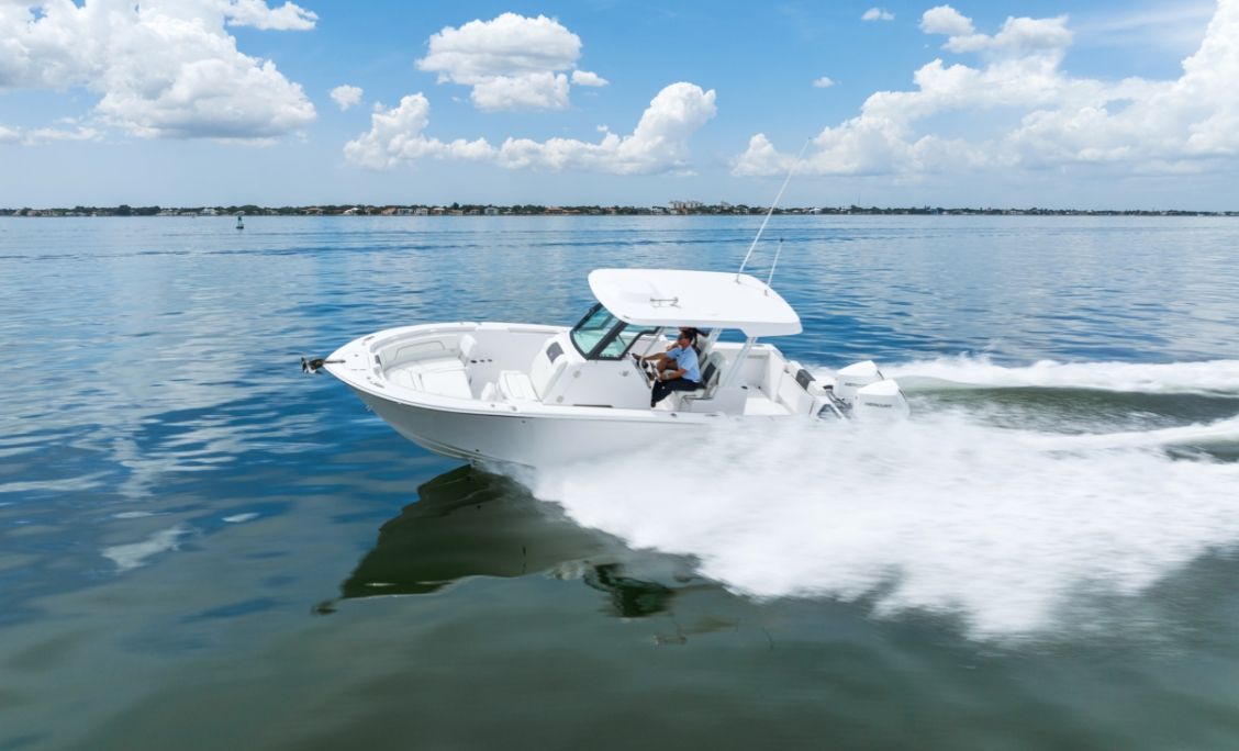 Bertram 28CC centre console running at speed on calm water