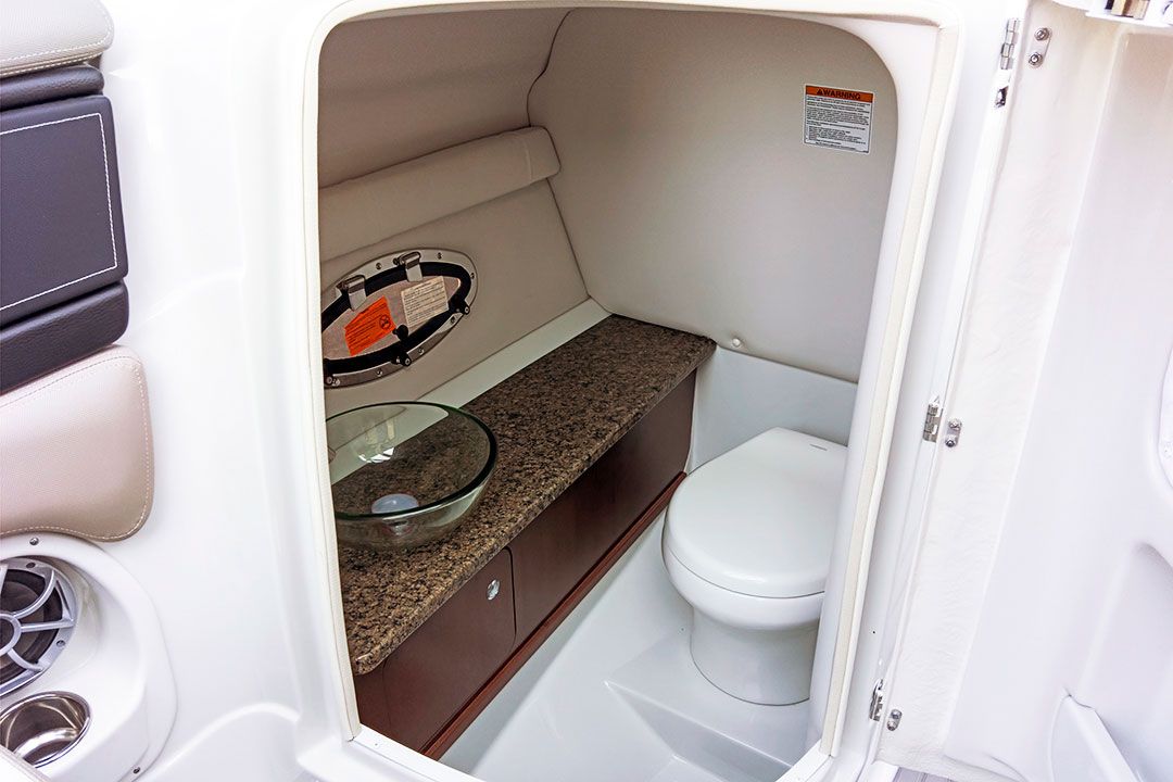 Crownline E285 enclosed head compartment