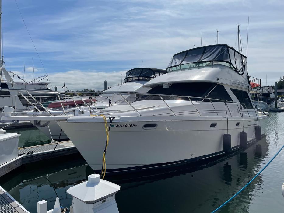 1996 Bayliner 3988 Command Bridge