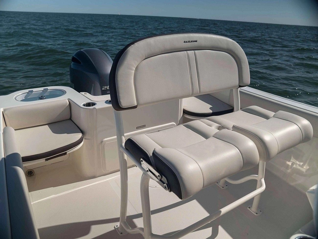 2022 Sailfish Boats 220 CC