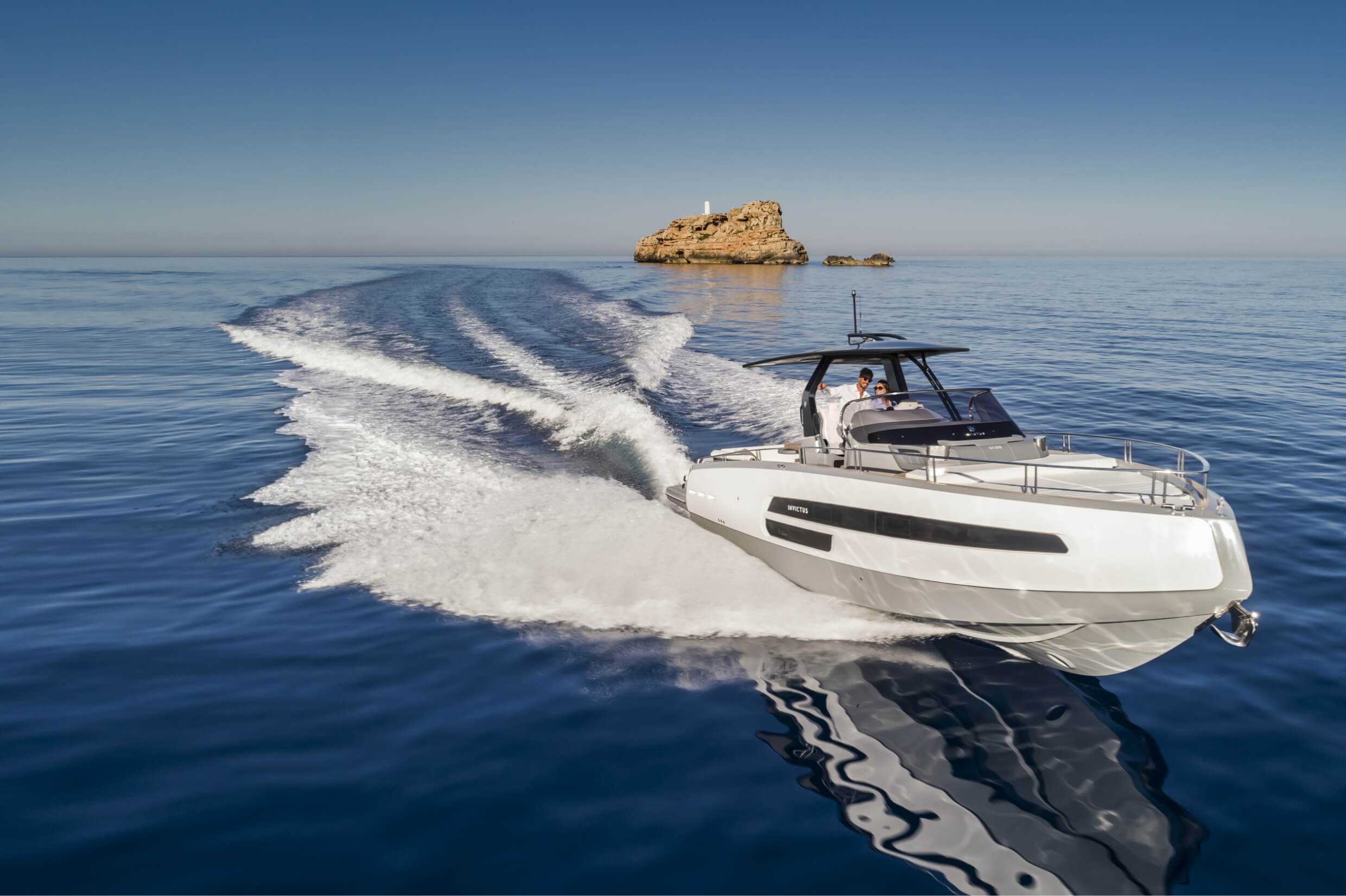 2018 Invictus Yacht GT370