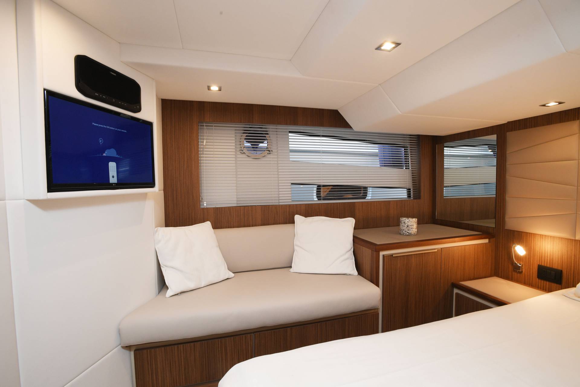 2019 Cayman Yachts F520