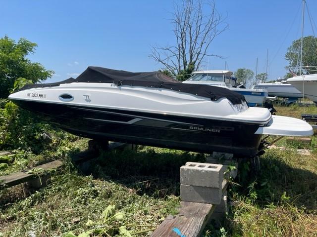 2016 Bayliner 215 Deck Boat