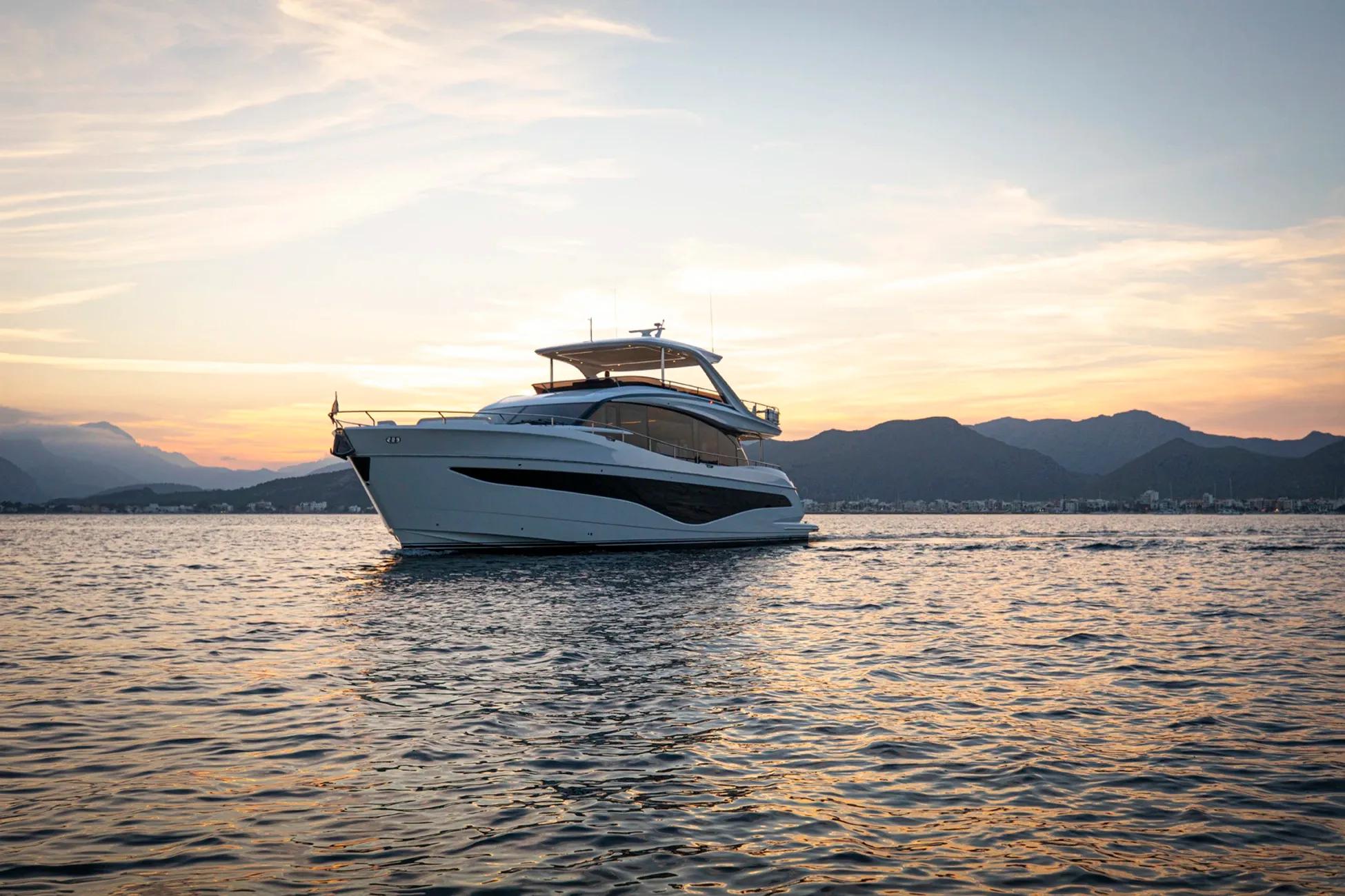 2022 Princess Yachts Y80