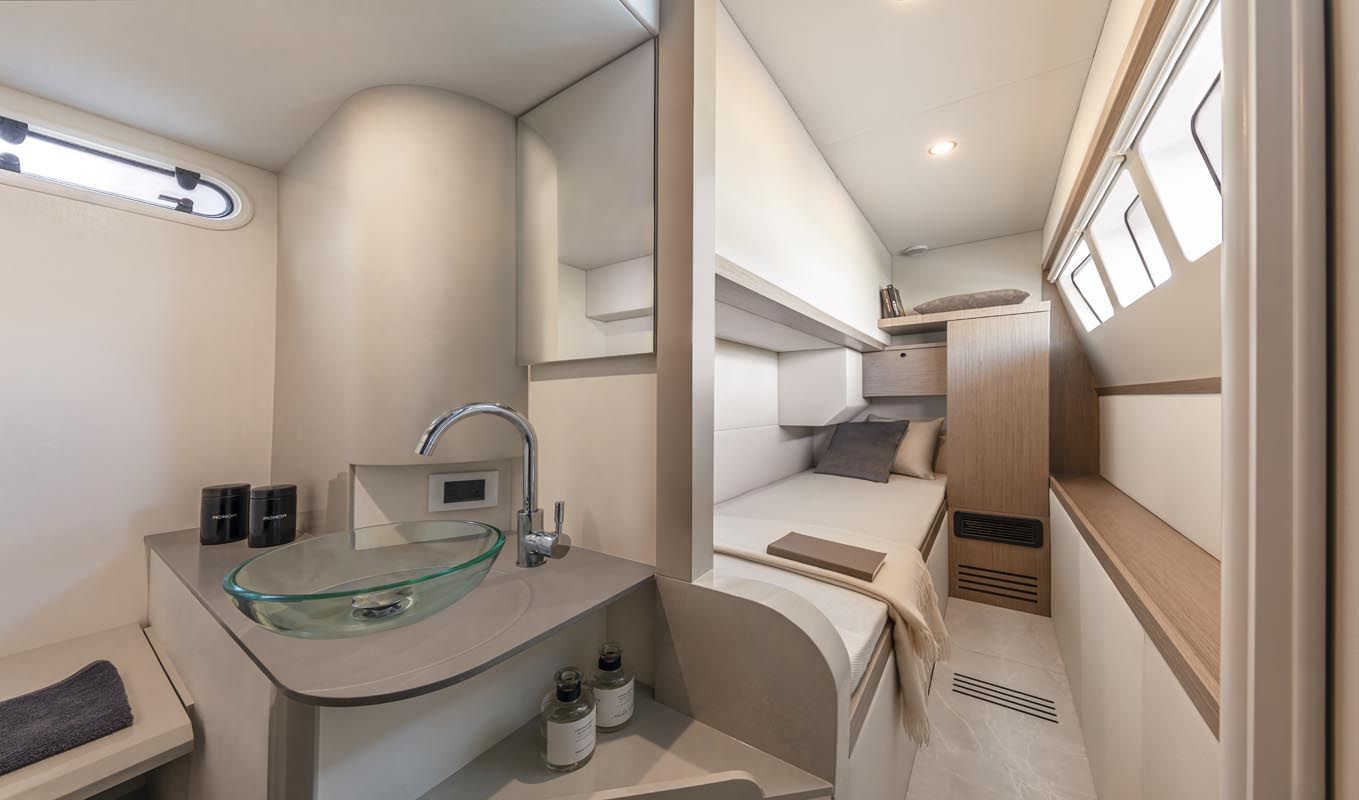 2017 Absolute Yachts 50 FLY