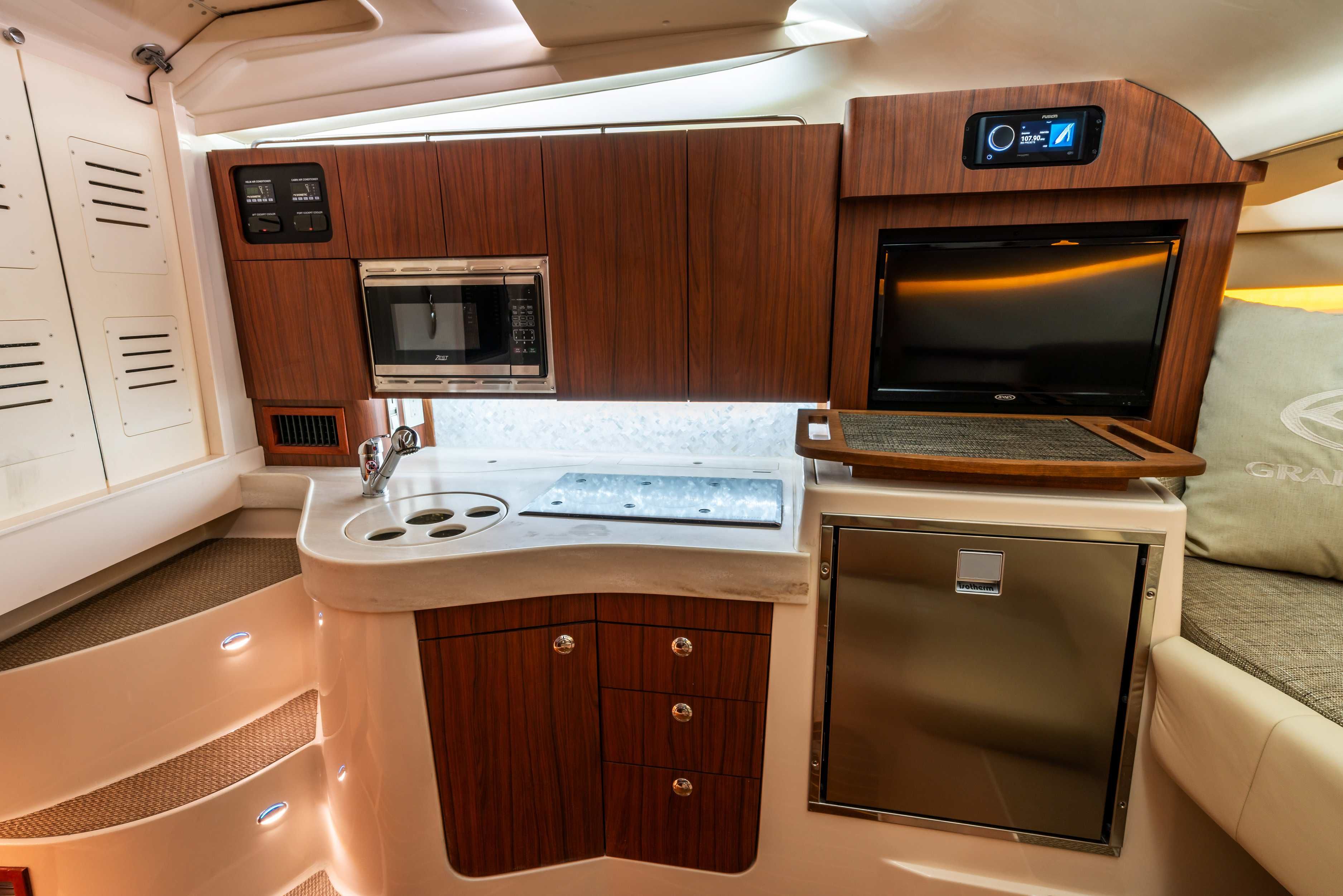 2022 Grady-White Express 330