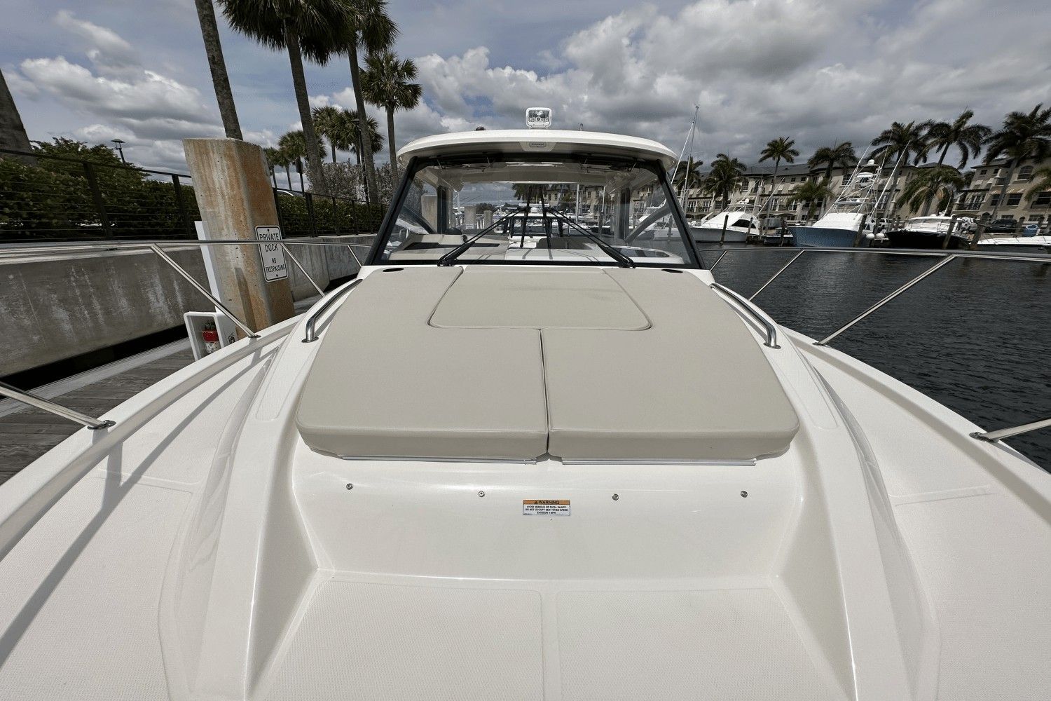 2022 Boston Whaler 325 Conquest