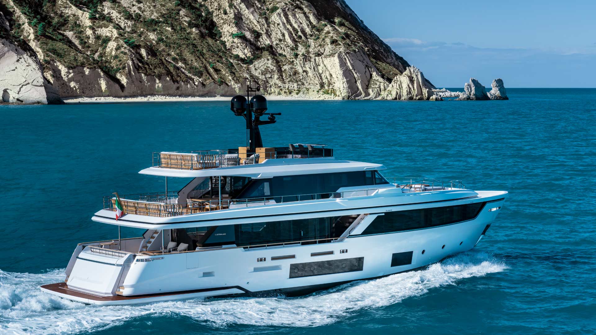 2020 Custom Line Navetta 30