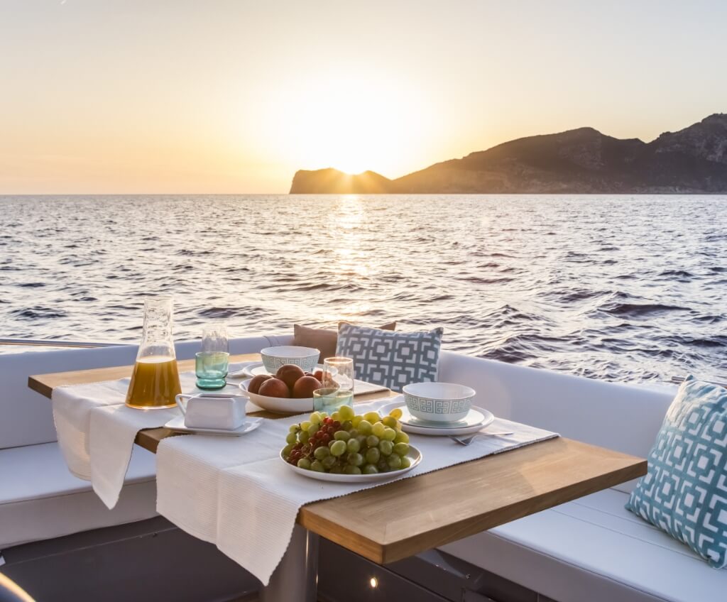 2018 Invictus Yacht GT370