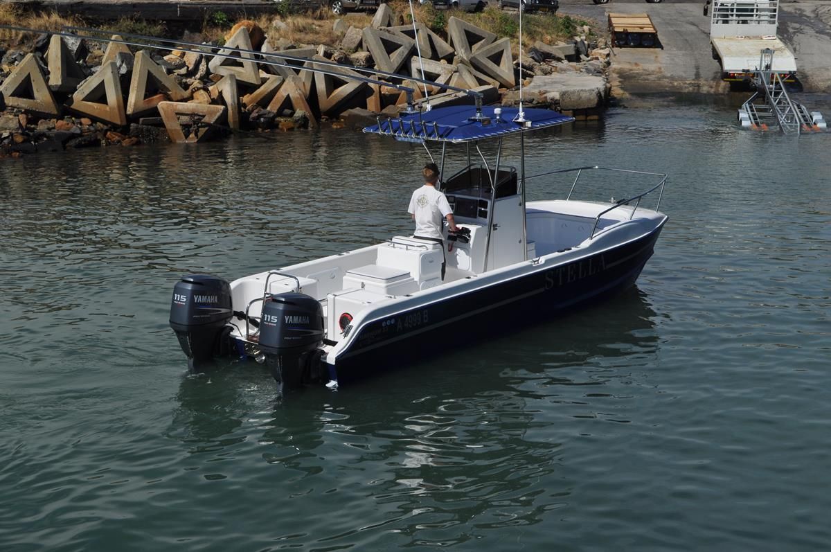 2004 Two Oceans Magnum 23 Power Catamaran Centre Console