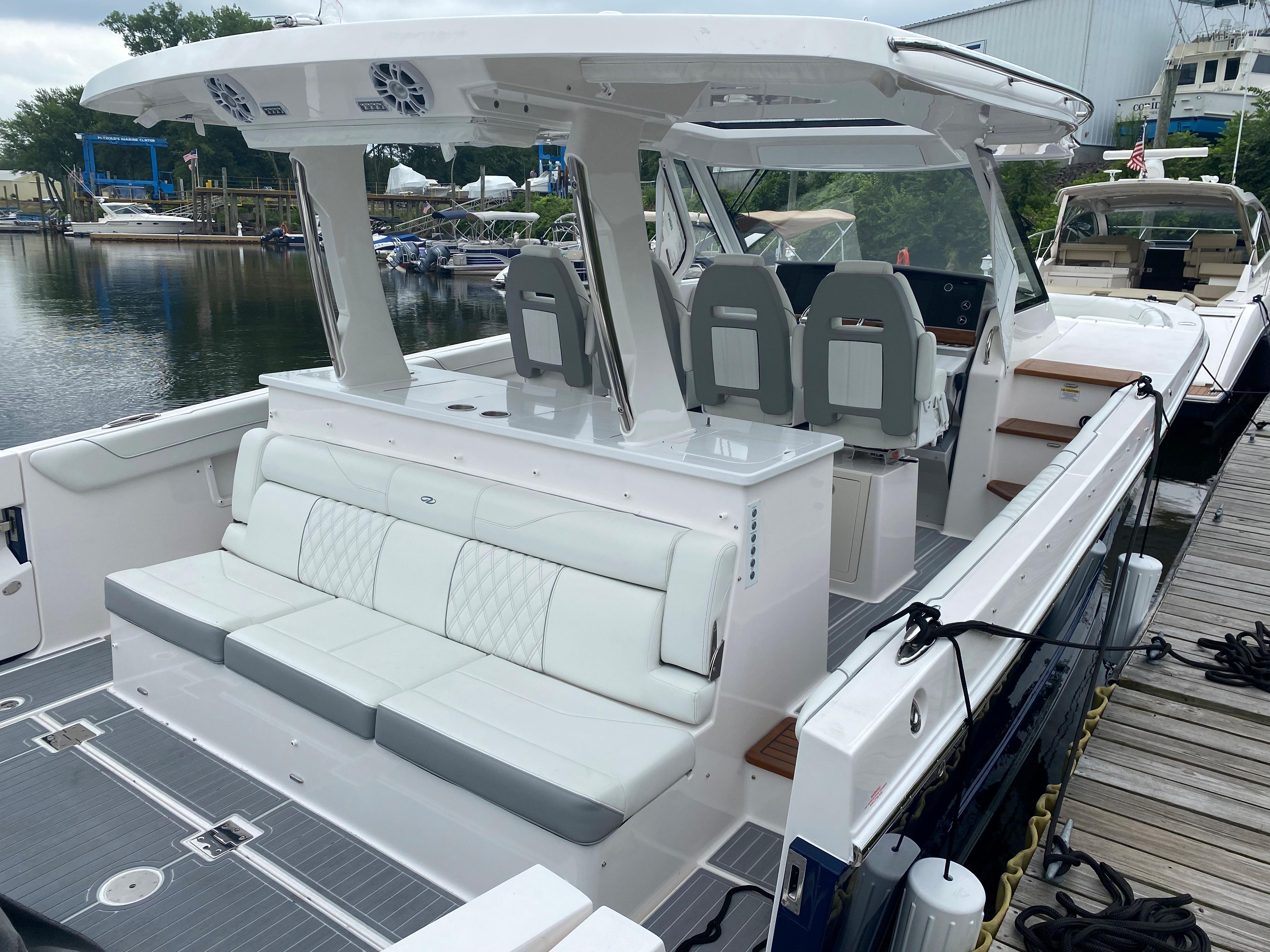 2022 Regal Boats 38 SAV