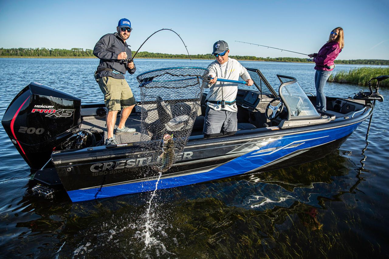 Crestliner 1850 Sportfish running