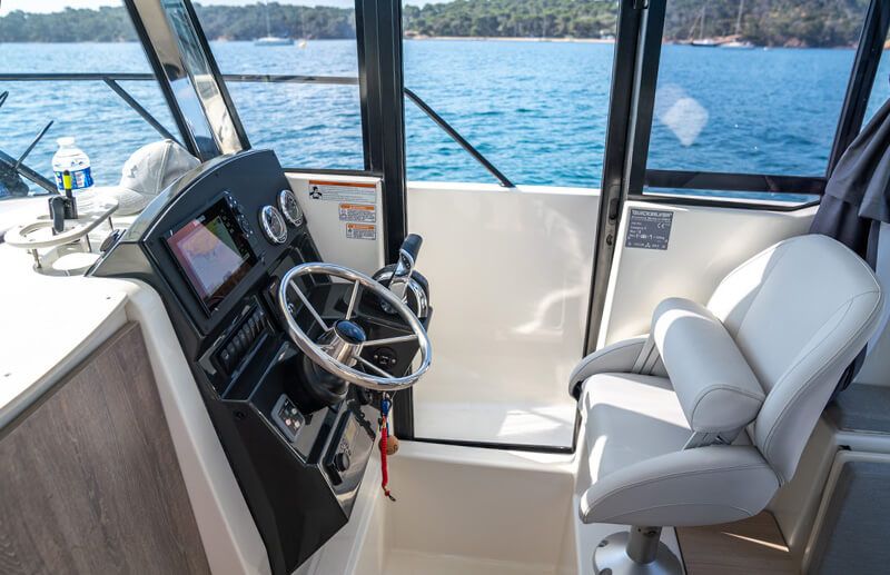 Quicksilver 705 Pilothouse photo 6