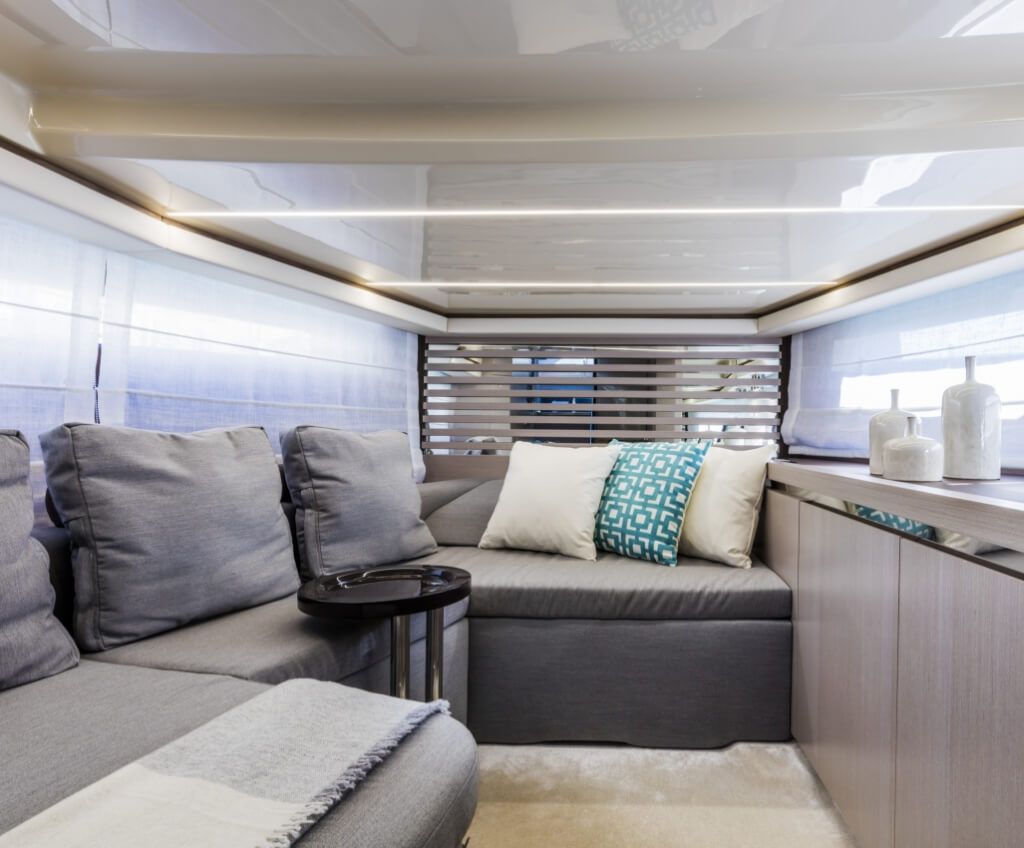 2018 Invictus Yacht GT370