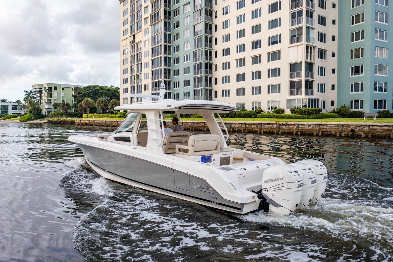 2022 Boston Whaler 350 Realm