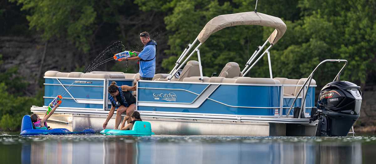 2023 SunCatcher Pontoons Fusion 322 RC