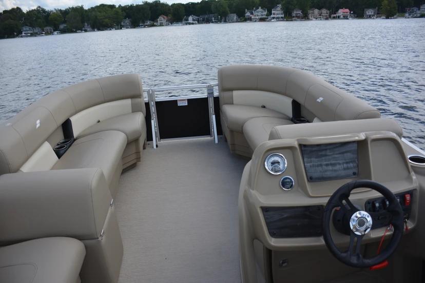 Starcraft LX 22 R helm and seating