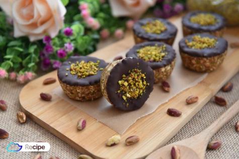 Harbour Breakfast Bounty: Layered Oatmeal Cups with Pistachio & Date Treasure