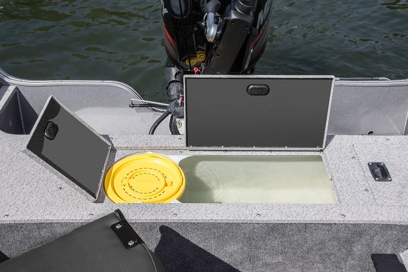 Crestliner 1650 Pro Tiller stern livewell and baitwell