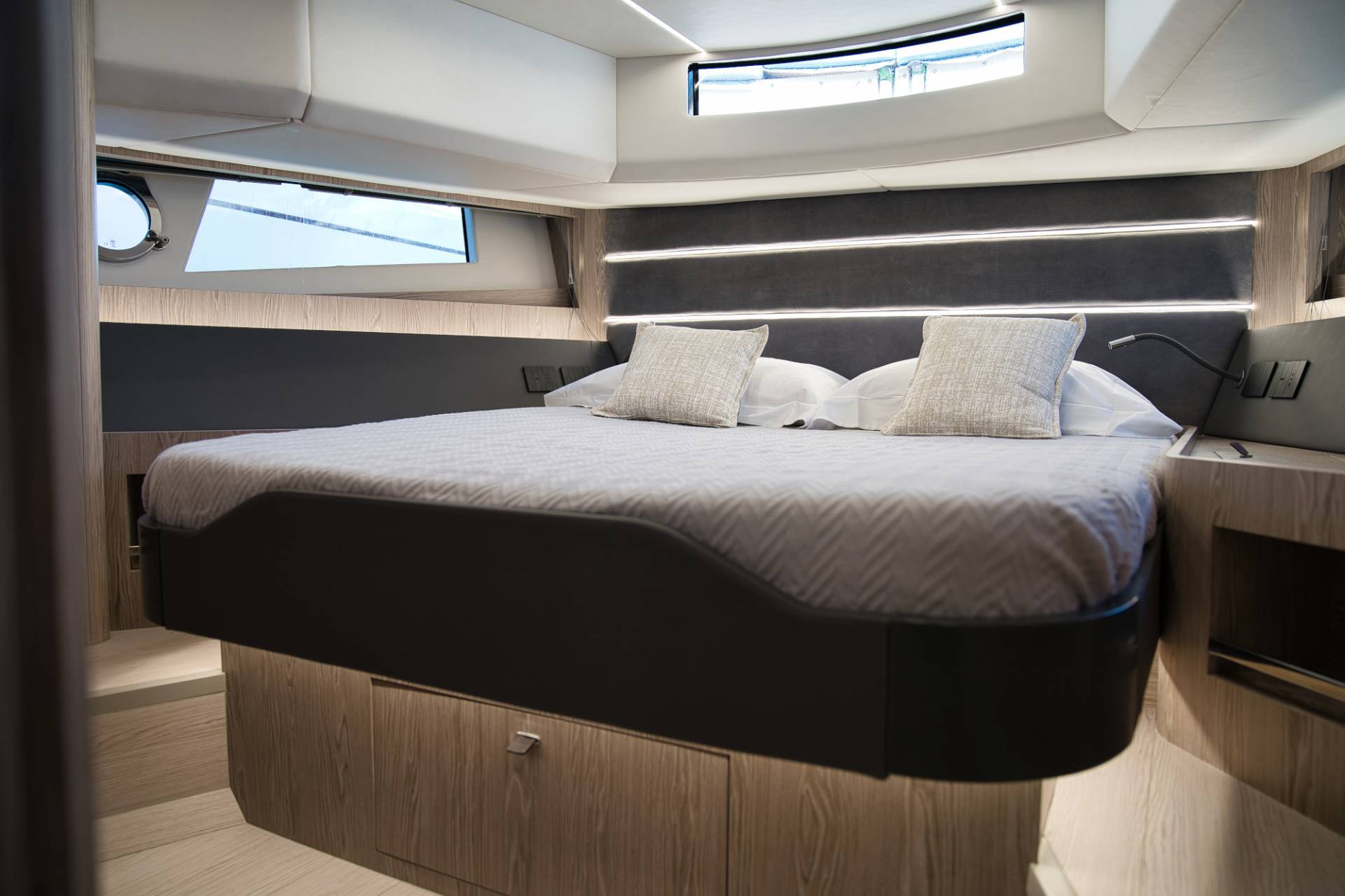 2022 Cayman Yachts 540WA