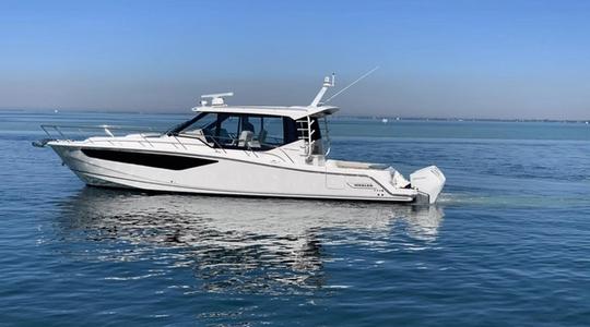 2022 Boston Whaler 405 Conquest
