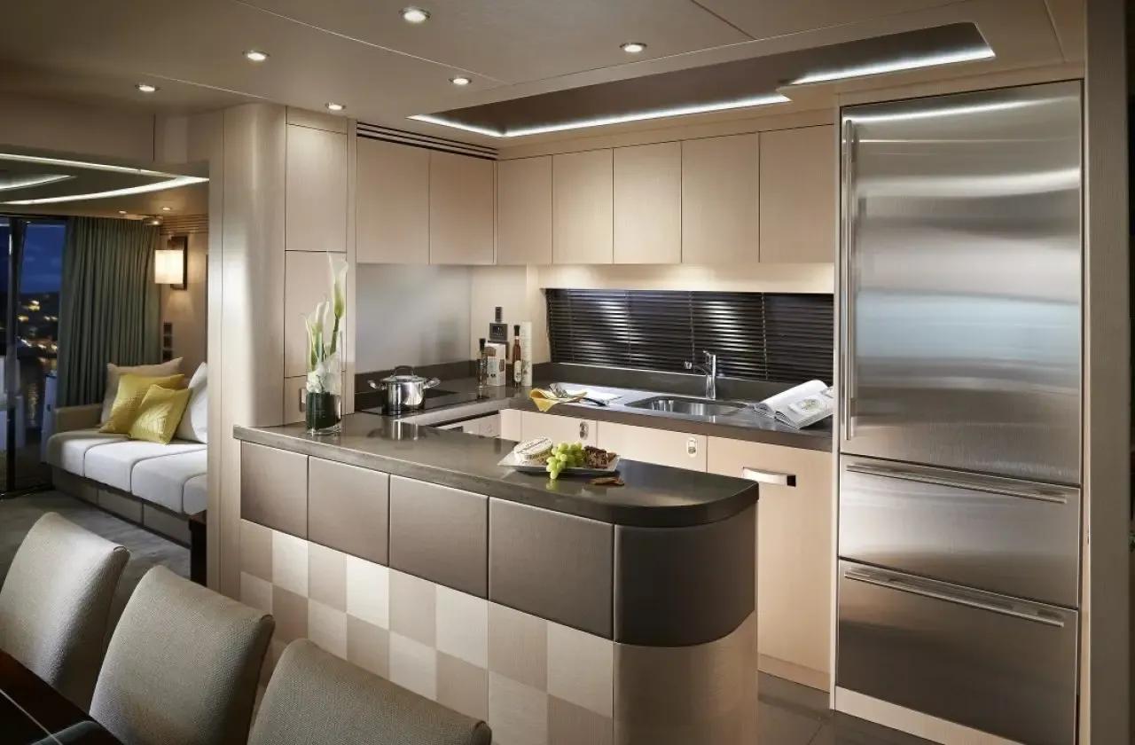 2018 Sunseeker 75 Yacht