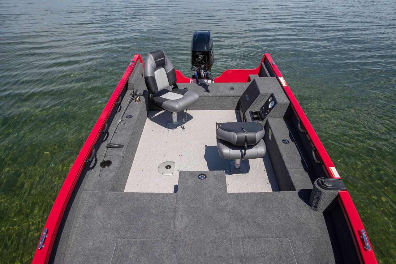 Crestliner 1650 Pro Tiller on the water