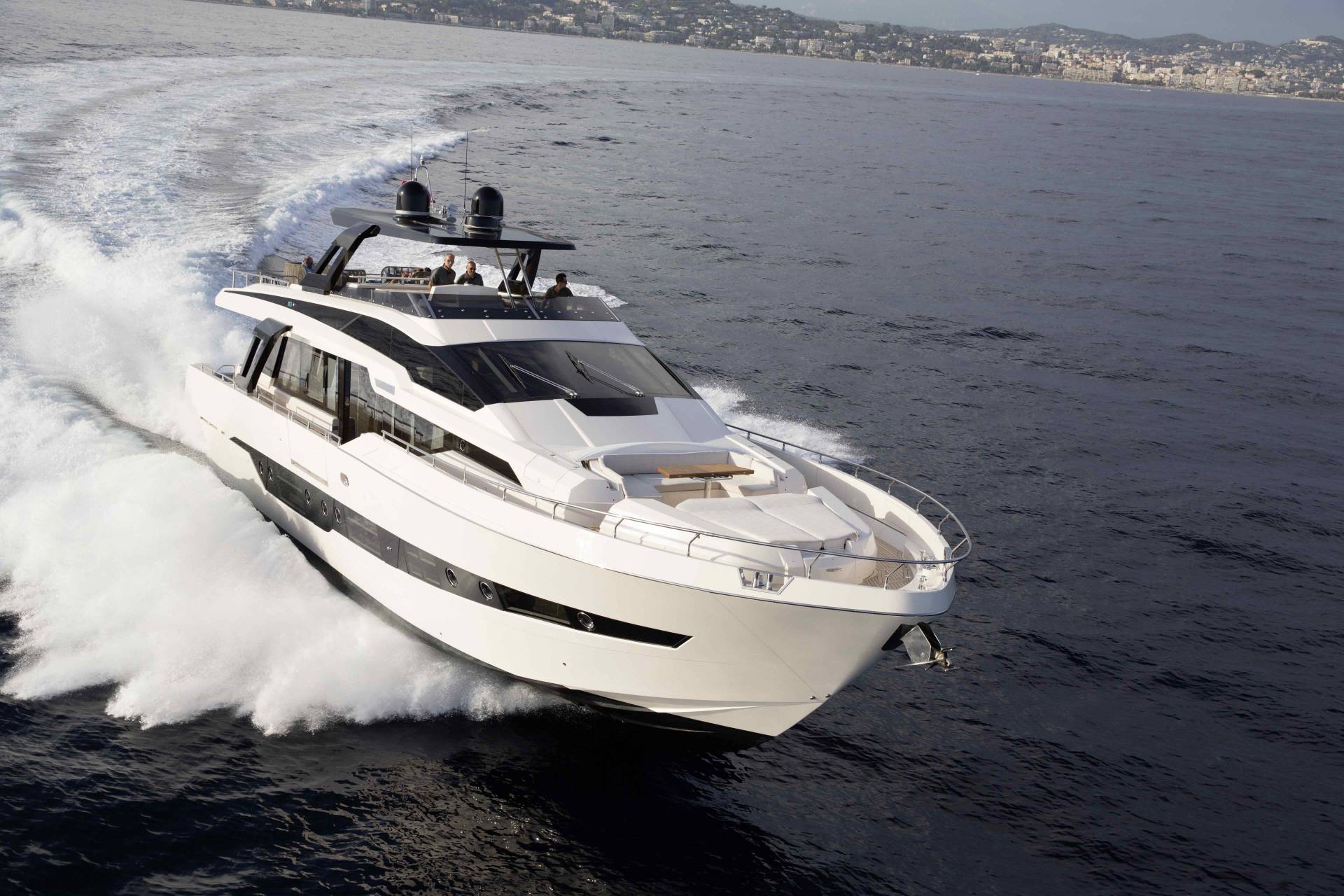 2018 Cayman Yachts F920