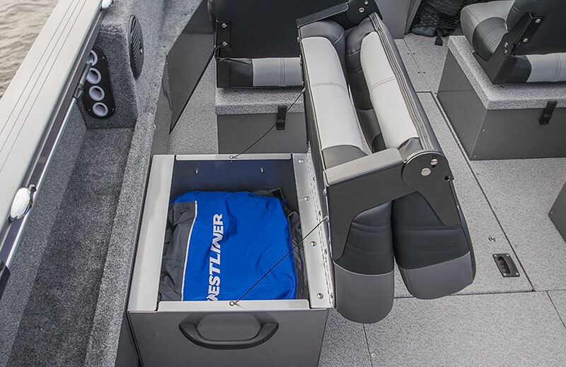 Crestliner 2050 Commander on the water