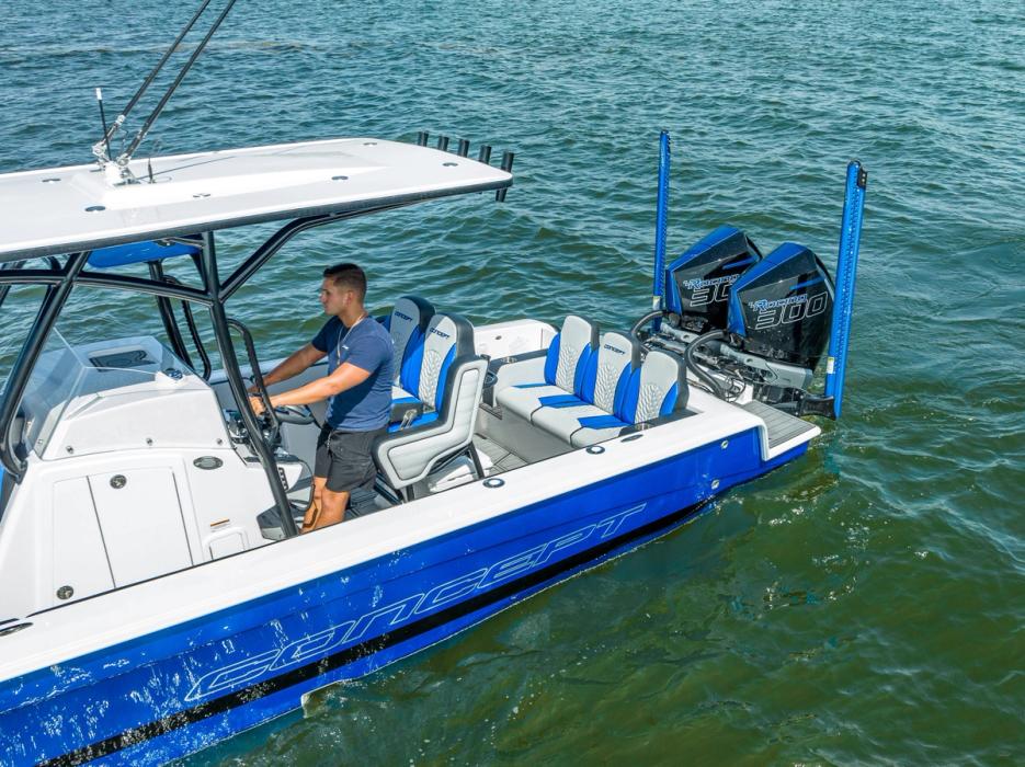 Concept 30 Cuddy Cabin centre console