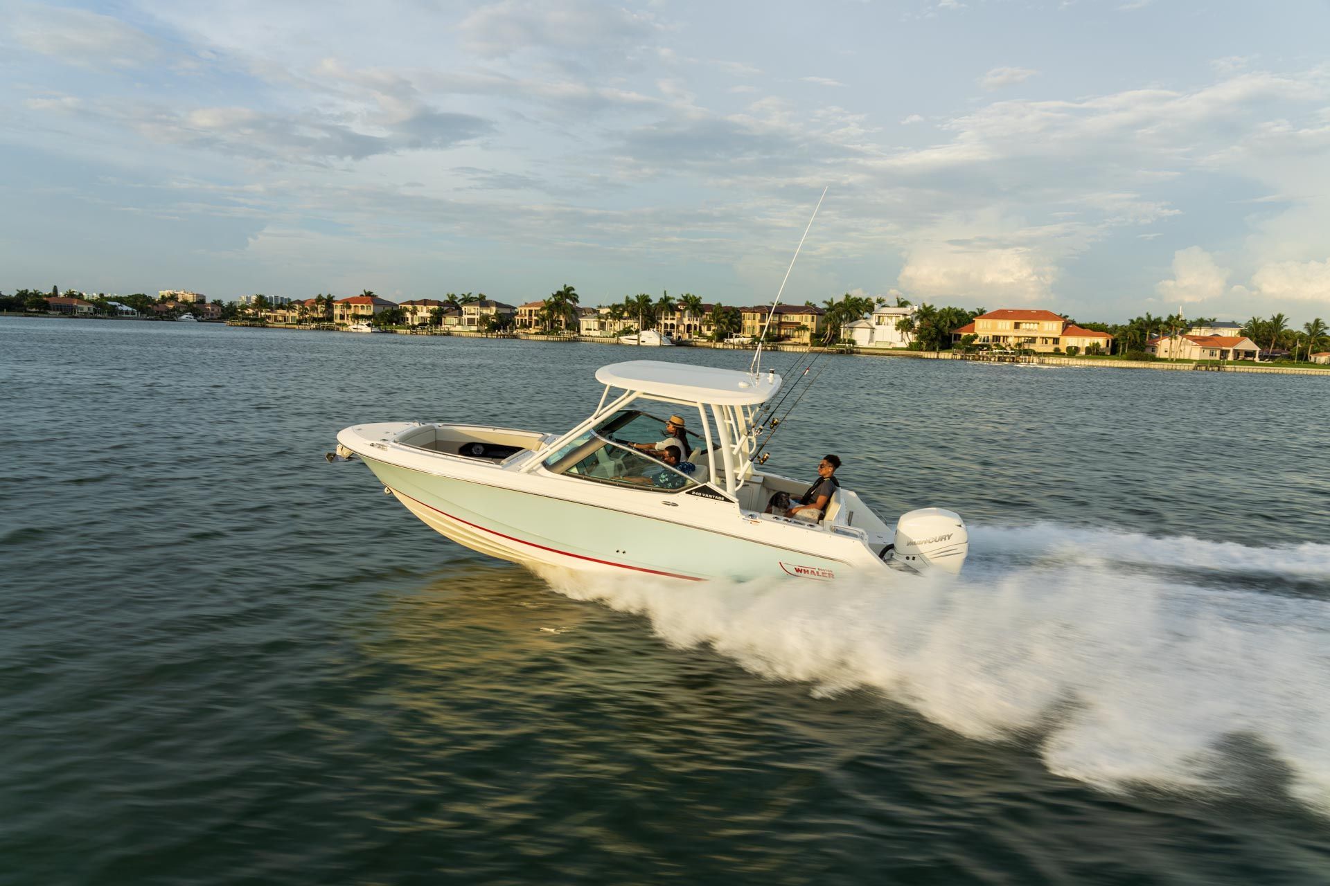 2022 Boston Whaler 240 Vantage