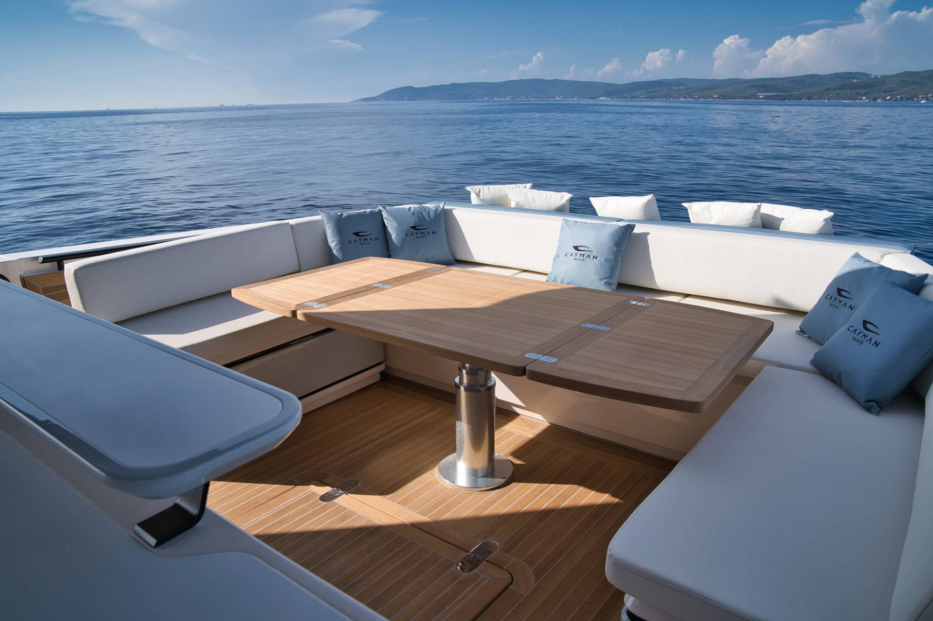 2022 Cayman Yachts 540WA