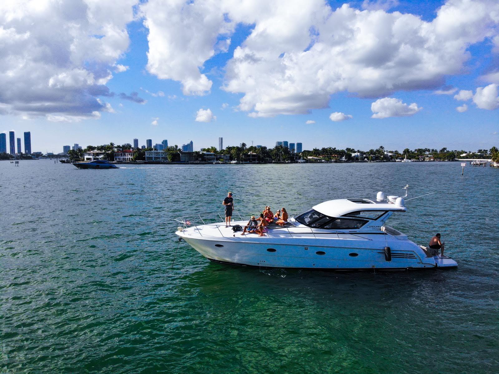2000 Carver Yachts Trojan 440 Express