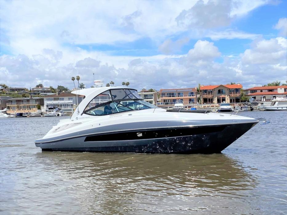 2021 Cruisers Yachts 35 Express