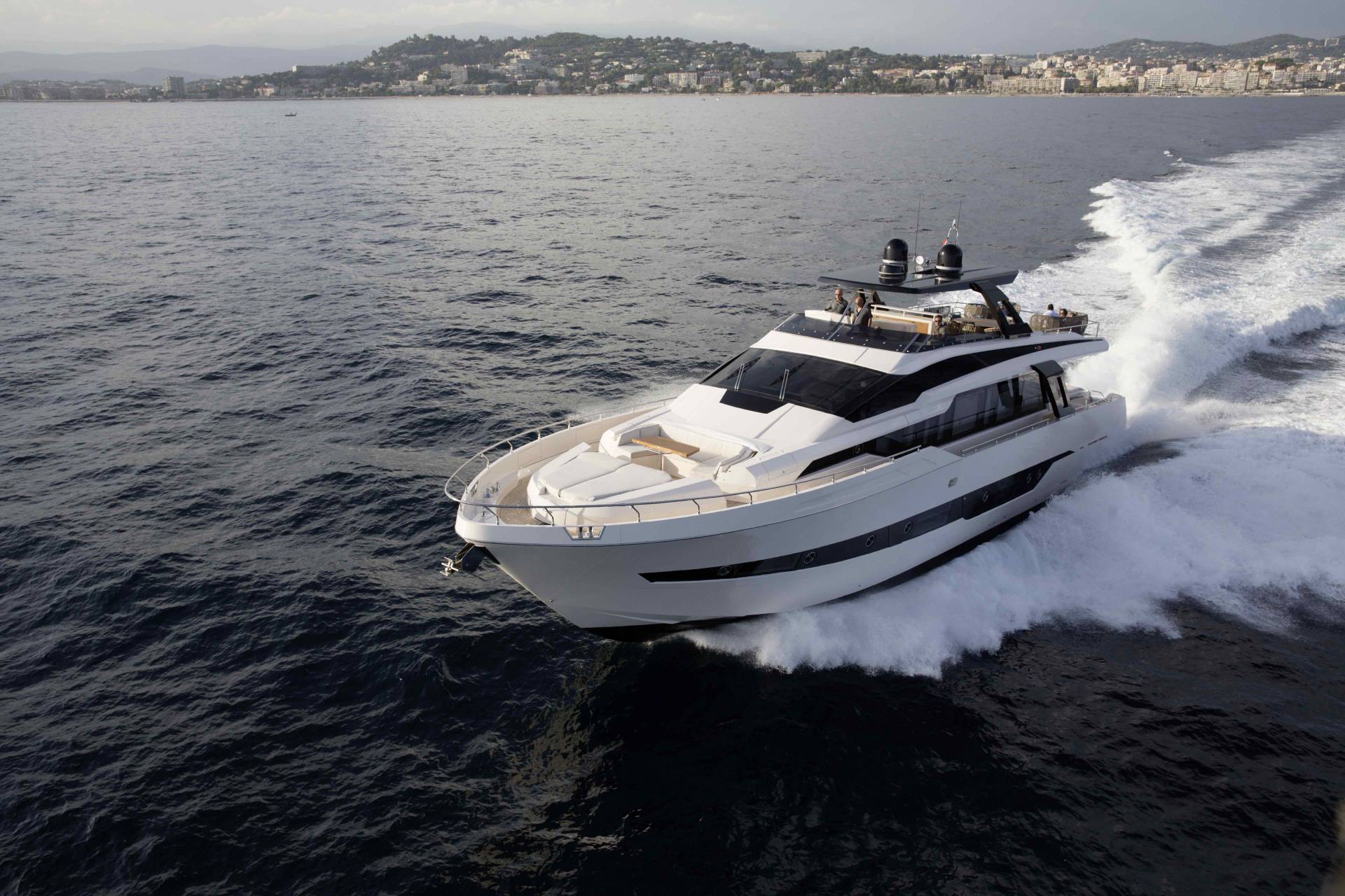 2018 Cayman Yachts F920