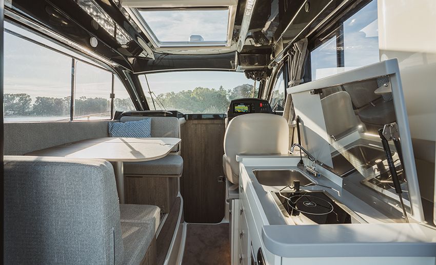 Quicksilver Activ 905 Weekend, galley