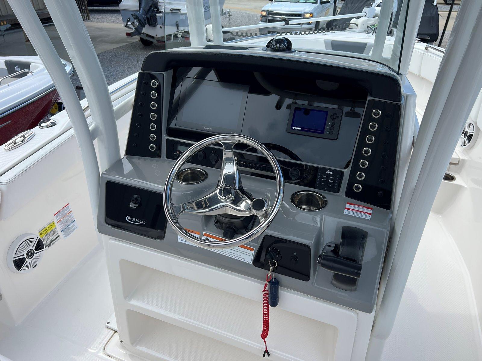 2021 Robalo 230 Center Console