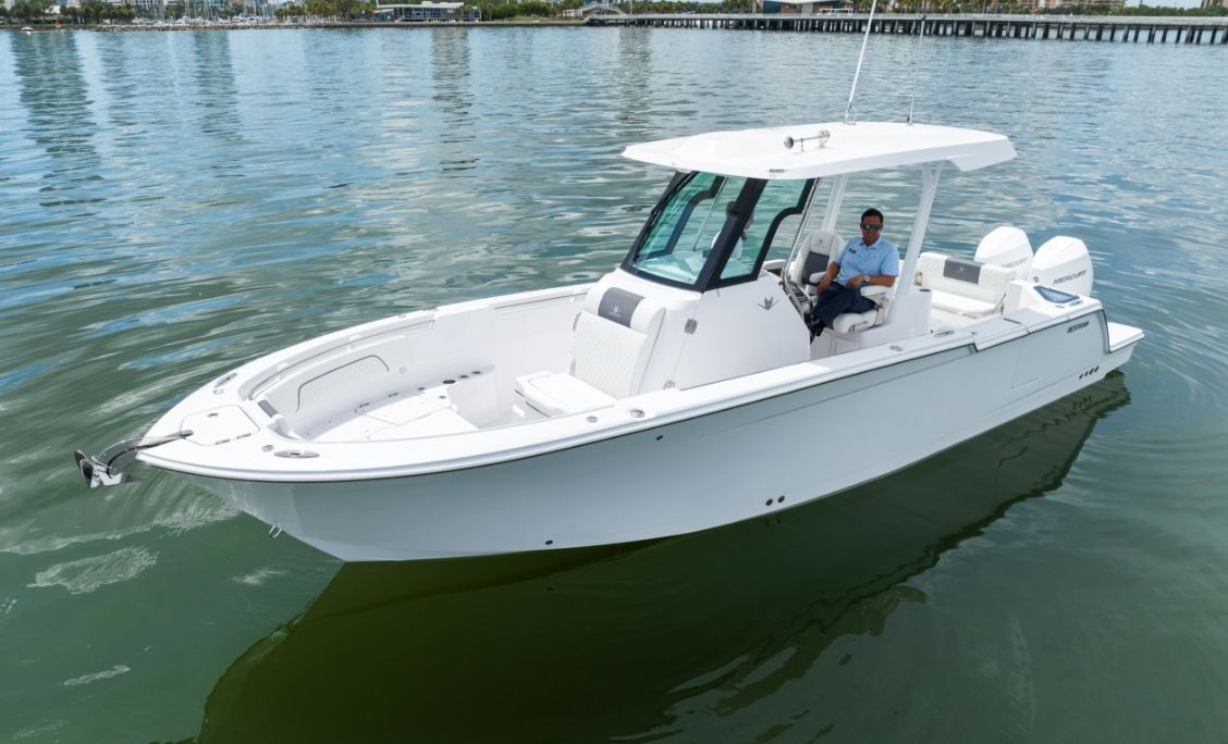 Bertram 28CC centre console with hardtop at rest, starboard bow quarter