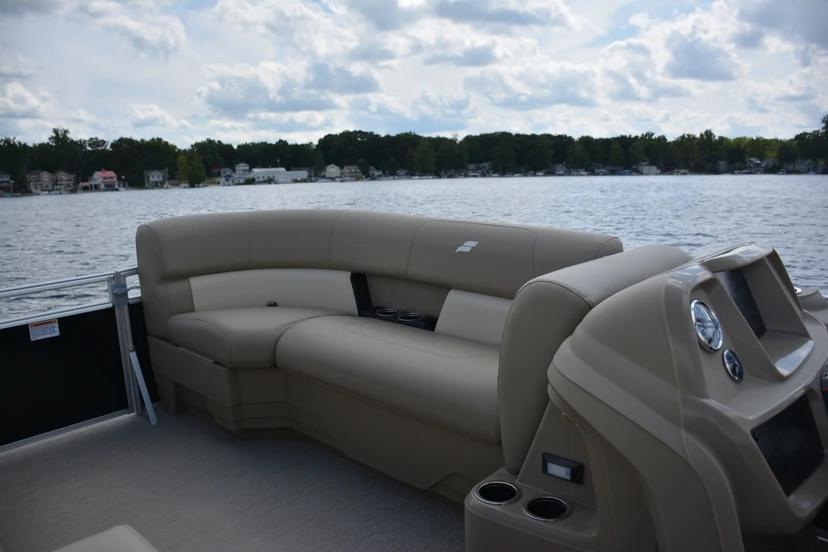 Starcraft LX 22 R lounge seating