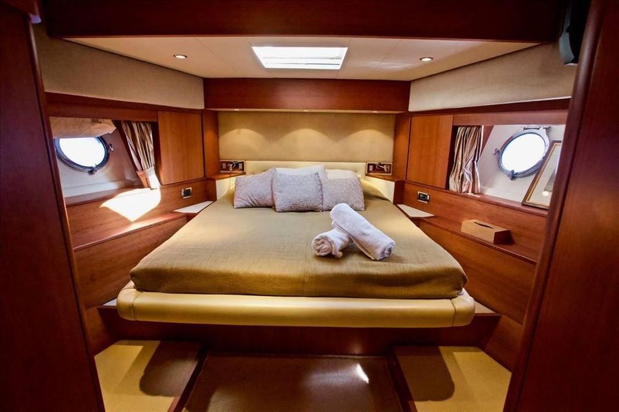 2010 Aicon Yachts 75 Flybridge