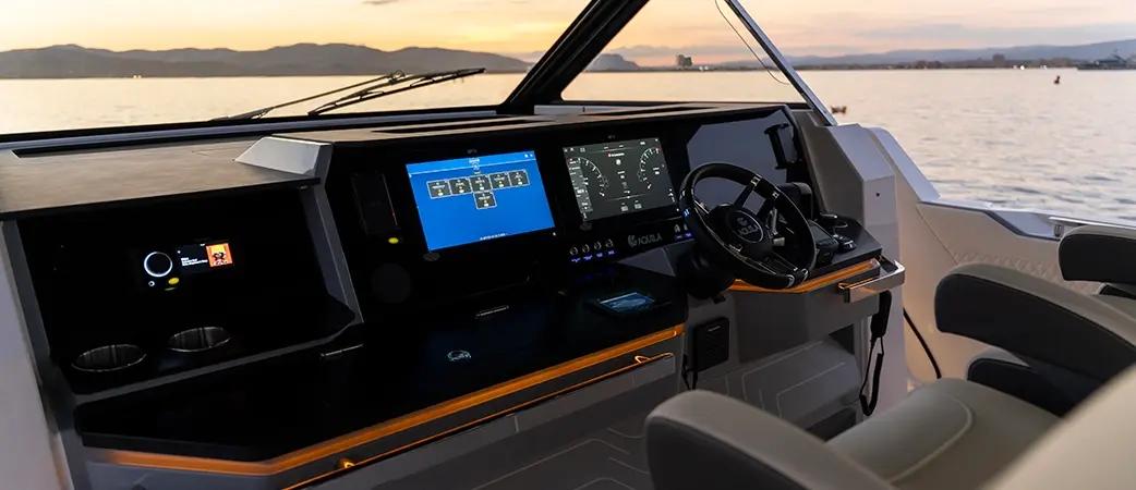 Aquila 35 Sport four-seat helm with low dashboard
