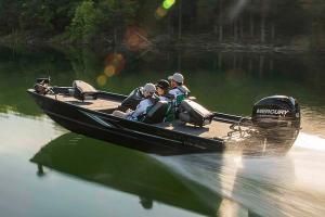 Crestliner 1700 Ridge aluminium bass and crappie fishing boat