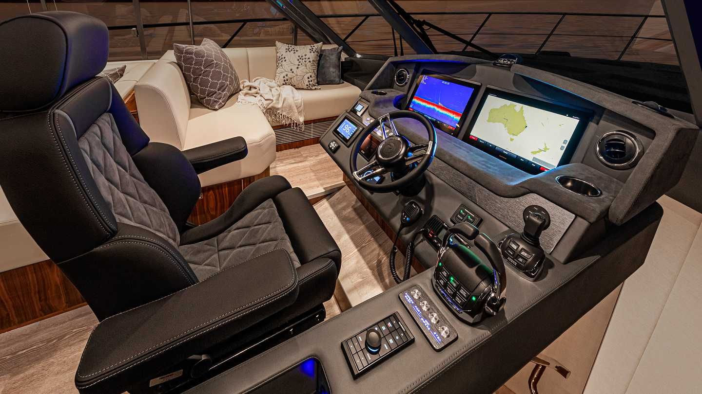 2023 Riviera 5400 Sport Yacht Platinum Edition