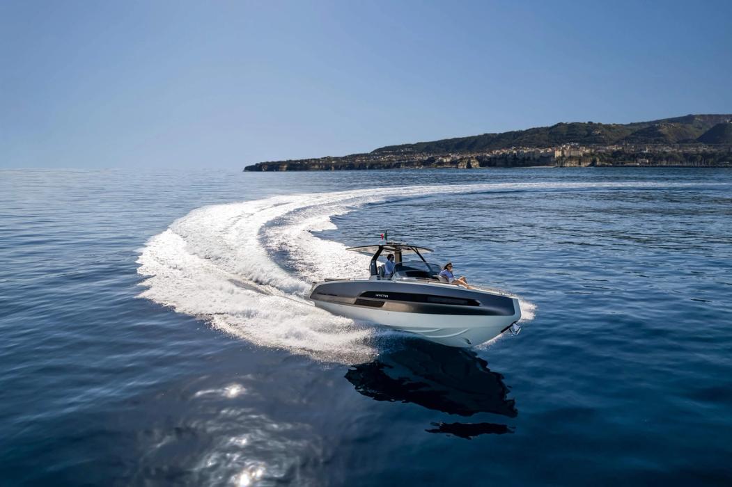 2022 Invictus Yacht GT320S